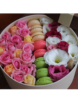 Круглая коробочка с розами и эустомами