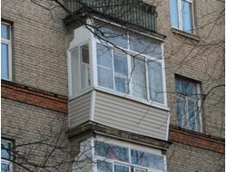 Остекление балкона с заделкой низа сайдингом