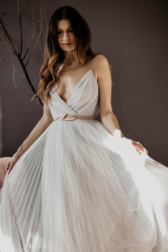 Светло-серое плиссированное платье на бретелях "Есения" прокат уфа