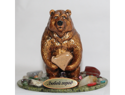 Медведь стоит с камнем на змеевике с самоцветами. ОПТ
