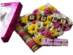 Букет-цветы в коробке с конфетами МАМЕ