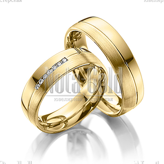 Классические обручальные кольца с канавкой из желтого золота с продольной полоской бриллиантов в жен