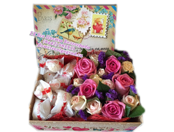 Красивый альянс цветы в коробке с конфетами