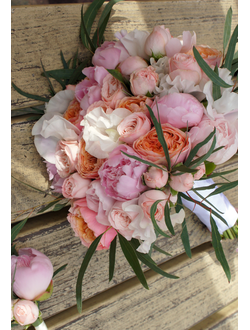 Свадебный букет: розовые пионы, латирус, кустовые розы, пионовидная розы. Розовый букет невесты