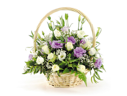 Корзина белых роз с Эустомой