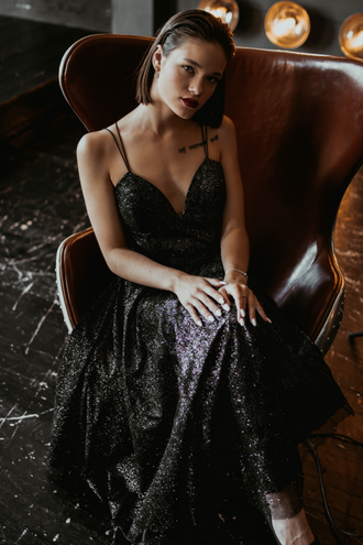 Черное блестящее платье миди "Dresscode" прокат Уфа