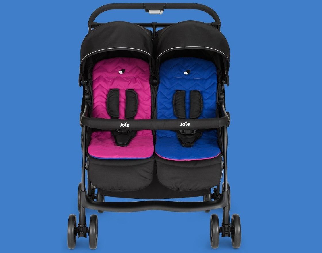 Детская коляска для двойни Joie Aire Twin укомплектована двухцветными матрасиками.