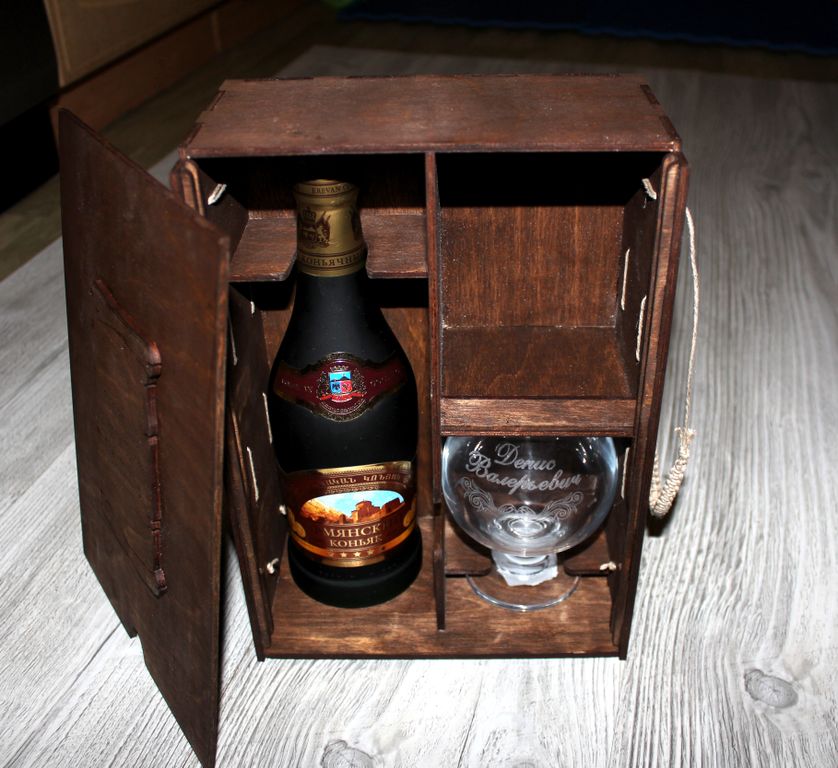 Подарочная коробка под коньяк с бокалов