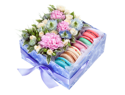 Коробка с макарони и цветами клематис, гвоздик, кустовых роз, питтоспорум