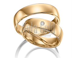 Классические широкие обручальные кольца из желтого золота с бриллиантом в женском кольце