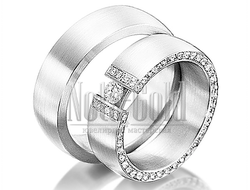 Обручальные кольца из белого золота с бриллиантами в женском кольце с прямым профилем