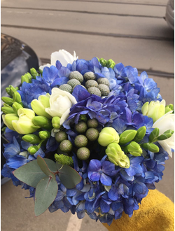 Синий букет невесты: гортензия, бруния, фрезия и эвкалипт. Синий свадебный букет