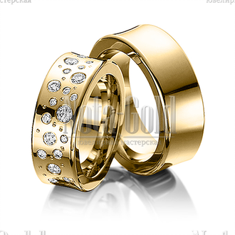 Обручальные кольца широкие из желтого золота с россыпью бриллиантов в женском кольце с вогнутым проф