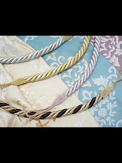 Толстенький подхват в виде каната с петелькой из шелковых нитей