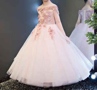 Пудрово-розовое нарядное детское платье с цветочной вышивкой напрокат Уфа