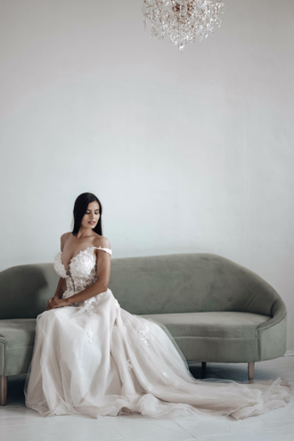 Свадебное платье со спущенными плечами, цветочными аппликациями, длинным шлейфом