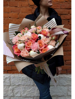 Нежный букет из персиковых роз, кустовых роз, белых пионов, и гвоздик пастельных оттенков