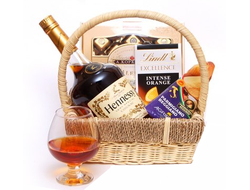 Подарочная корзина с коньяком Хеннесси и шоколадом