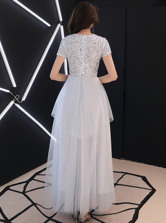 Светло-серое бальное вечернее платье с блестящим топом и коротким рукавом "Бриллиант"
