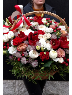 Огромная корзина цветов: амариллисы, ранункулюсы, эустома, розы, гиперикум, писташ