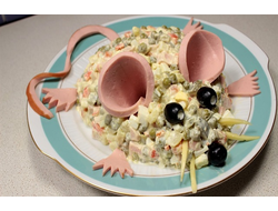 Классический салат Оливье в виде Мышки