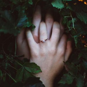 Помолвочное кольцо на пальце девушки