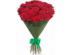 Яркий букет из 31 красной розы с ленточкой