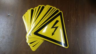 Знак W08 «Опасность поражения электрическим током»