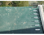 Установленные струны-растяжки на крыше балкона для защиты от галок, голубей. Чистый балкон.