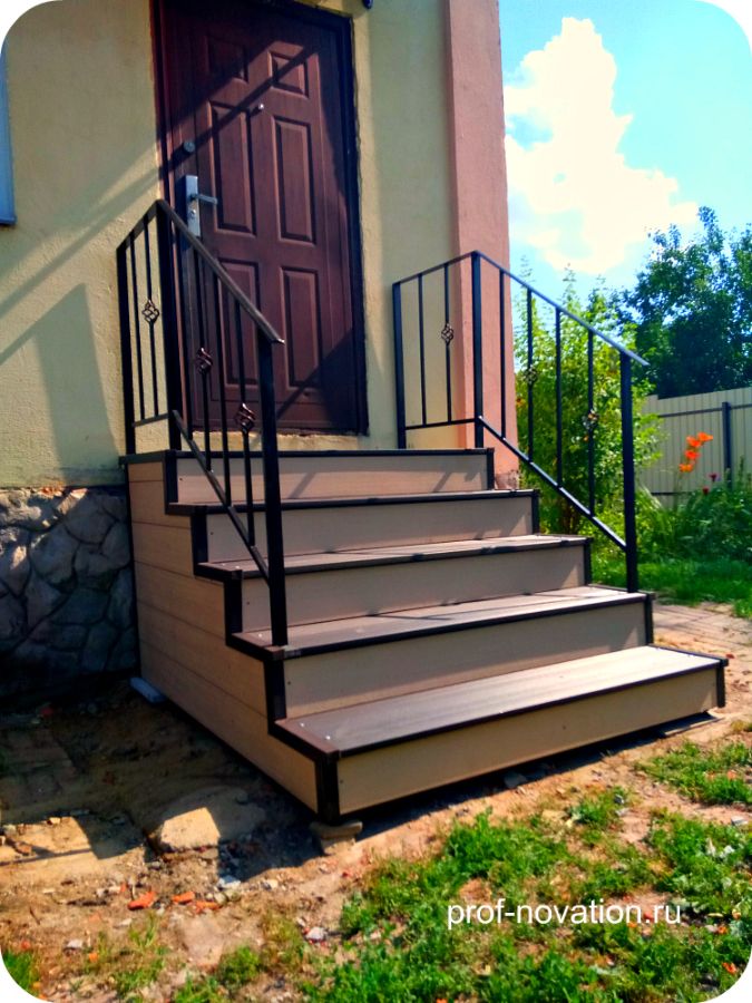 Лестница в дом из ДПК. Металлокаркас.