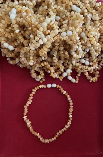 Детские бусы из натурального обработанного матового янтаря через узелок, Арт 55