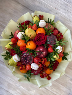Букет из фруктов с цветами и макарунс