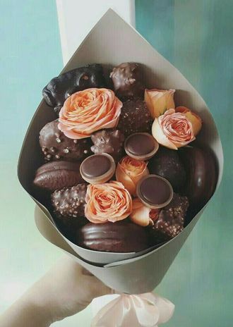 Сладкий шоколадный букет с розами