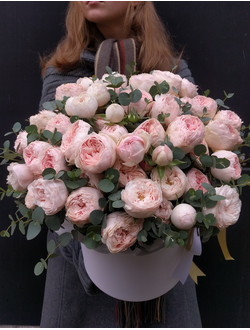 Букет из пионовидных роз в шляпной коробке, нежный букет, майнсфилд парк