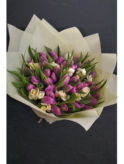 Букет из тюльпанов и нарциссов. Нежный букет, весенний букет, цветы на 8 марта, тюльпаны москва