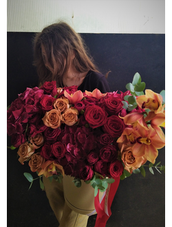 Букет: пионовидная роза, гортензия, роза, орхидея. Букет в коробке, шикарный букет, красный букет