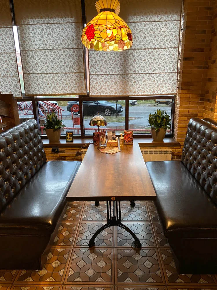 Мягкая зона у окна. 
Вместимость до 6 человек.