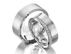 Классические обручальные кольца из платины 950 поробы с полоской бриллиантов у края женского кольца