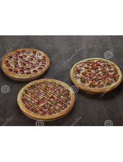 Три пиццы за 1099 рублей.