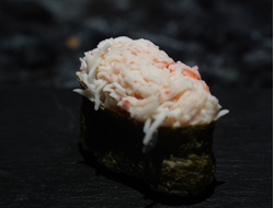 Гункан со спайси крабом