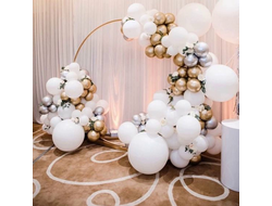 Фотозона на свадьбу с шарами и цветами