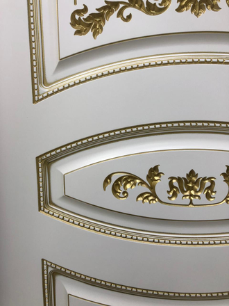 Межкомнатная дверь "Алина-2" эмаль белая с патиной золото (стекло)