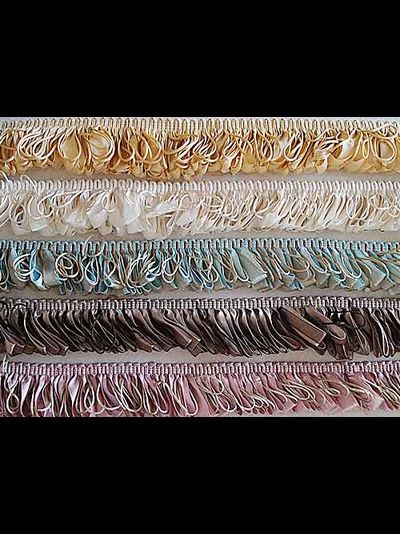 Бахрома из ленточек двусторонняя и густая, приятных живых оттенков, со склада оптом