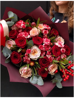 Яркий осенний букет из красных роз, пионовидных роз, гвоздик, эвкалипта и гиперикума