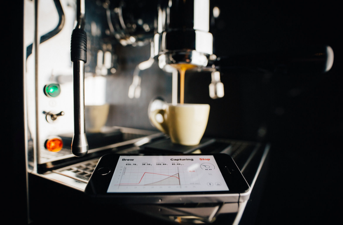 Приложение Smart Espresso Profiler выводит на дисплей смартфона данные о профиле пролива