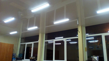 Натяжной потолок глянцевый.