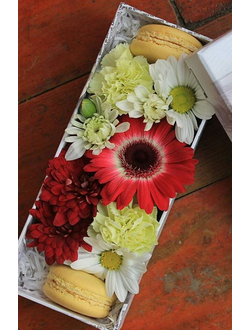 Длинная прямоугольная коробочка с цветочной композицией и макаронс