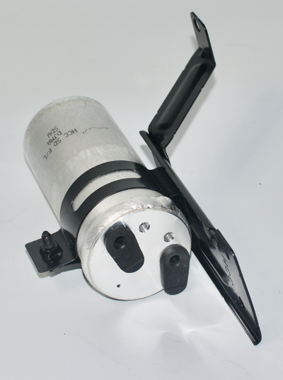 Рессивер-осушитель с кронштейном в сборе