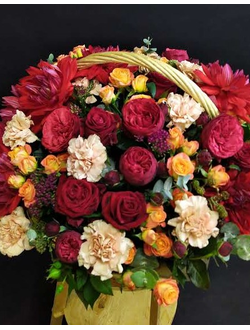 Большая корзина: гортензия, диантус, кустовые розы, пионовидные розы, красные пионовидные розы