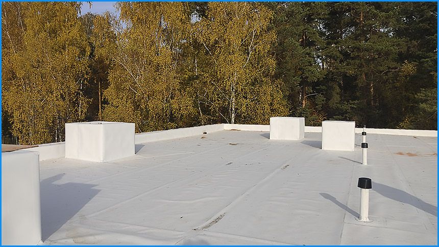 ТПО мембрана уложена на плоской крыше частного дома. Выполнено утепление, будет уложен балласт